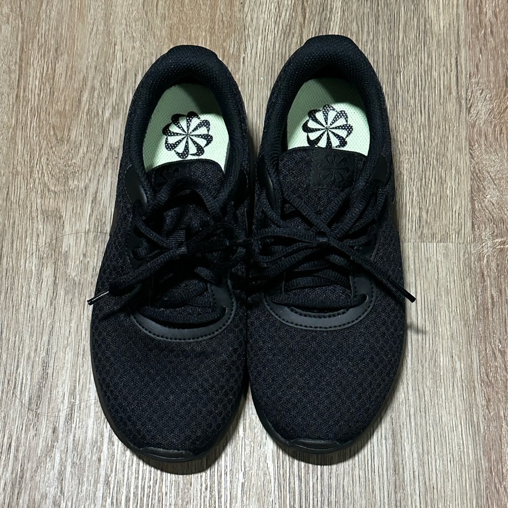 Nike tanjun triple black
